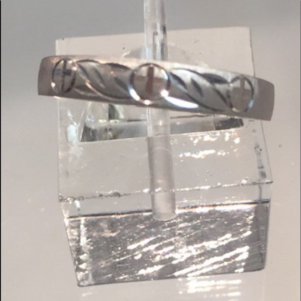 Pretty 10k Cross Band  Ring